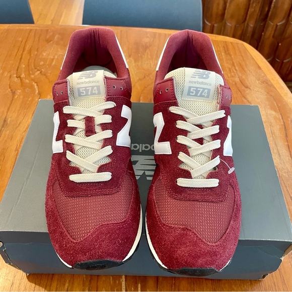 BNIB! Men’s New Balance 574 in maroon & white! Size 11.5 - Picture 2 of 3